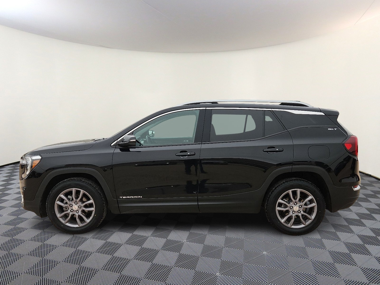 Used 2024 GMC Terrain SLT AWD/4WD image 2