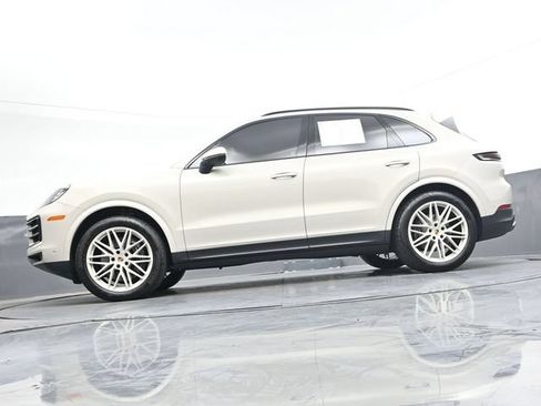 Used 2025 Porsche Cayenne AWD/4WD image 42