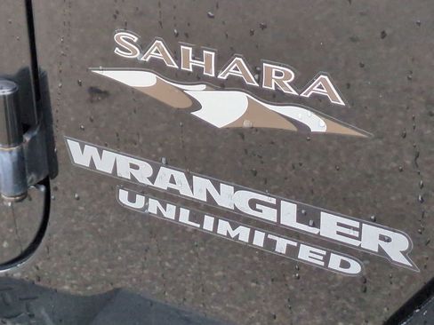 Used 2017 Jeep Wrangler Unlimited Sahara w/ Connectivity Group image 13