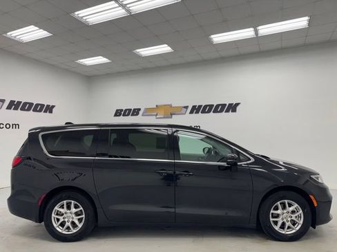 Used 2024 Chrysler Pacifica Touring-L FWD image 4