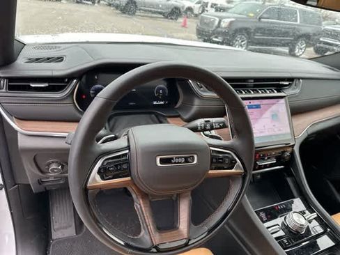 Used 2025 Jeep Grand Cherokee Summit w/ Obsidian Package image 7