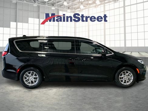 New 2026 Chrysler Pacifica Select image 6