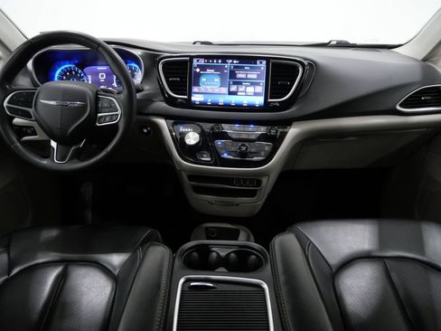Used 2024 Chrysler Pacifica Touring-L FWD image 10