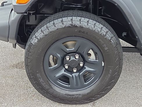 Used 2025 Jeep Wrangler Sport AWD/4WD image 7