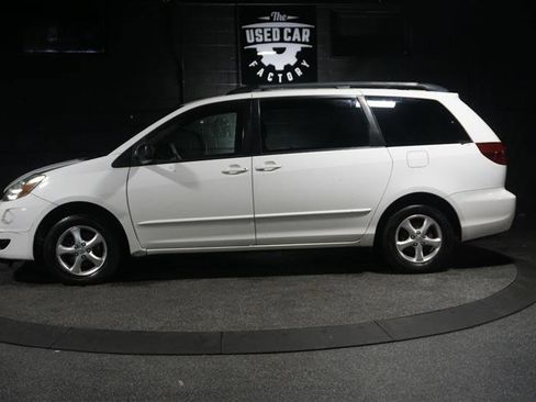 Used 2005 Toyota Sienna CE image 2