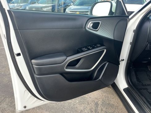 Used 2025 Kia Soul LX w/ LX Technology Package image 18