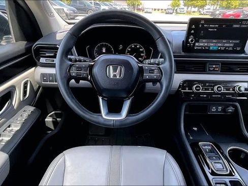 Certified 2025 Honda Pilot Touring image 8