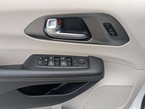 Used 2024 Chrysler Pacifica Touring-L FWD image 18
