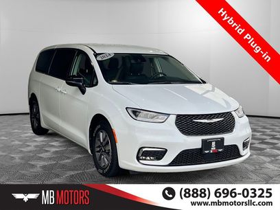 Used 2024 Chrysler Pacifica Select