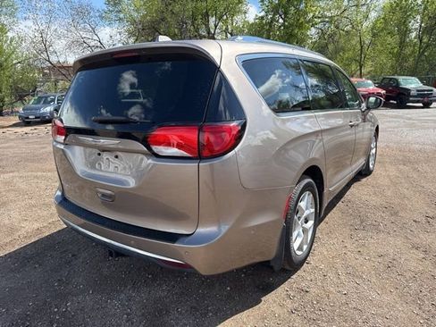 Used 2018 Chrysler Pacifica Touring-L Plus w/ Advanced Safetytec Group FWD image 5