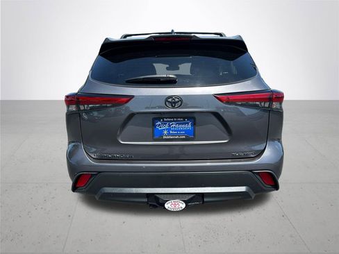 Used 2022 Toyota Highlander XLE AWD/4WD image 8