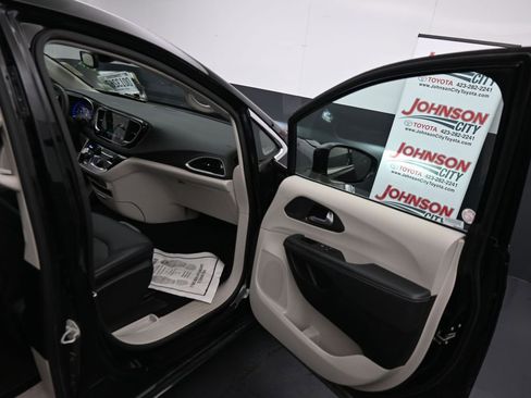 Used 2024 Chrysler Pacifica Touring-L image 21