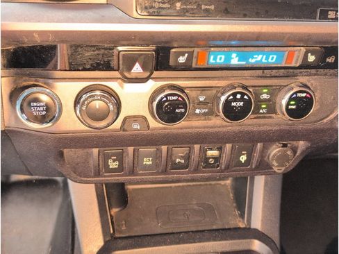 Used 2017 Toyota Tacoma TRD Off-Road image 17