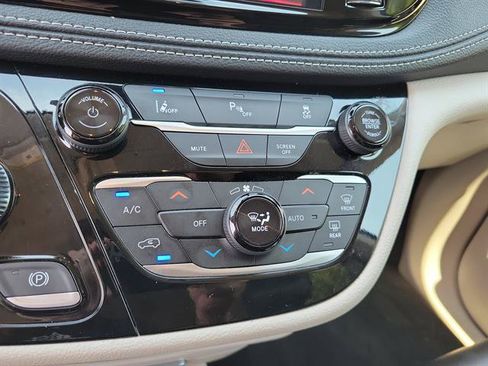 Used 2024 Chrysler Pacifica Limited FWD image 20