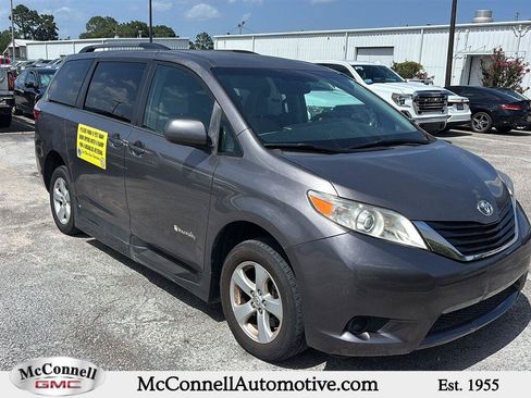 Used 2016 Toyota Sienna LE FWD image 1