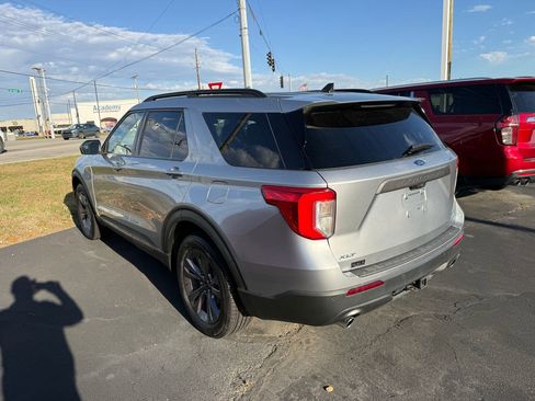 Used 2022 Ford Explorer XLT w/ Equipment Group 202A image 4