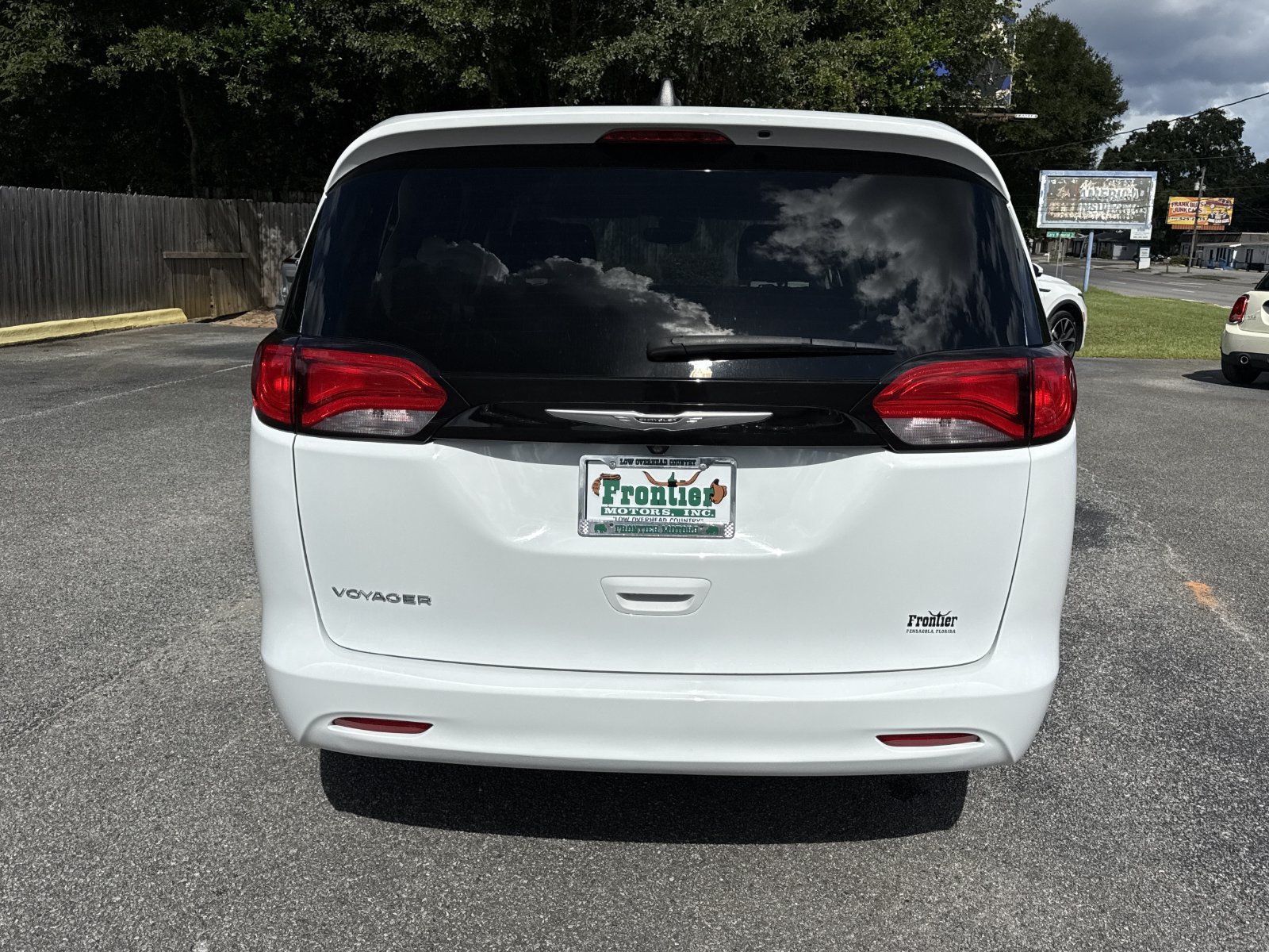 Used 2023 Chrysler Voyager LX FWD image 4