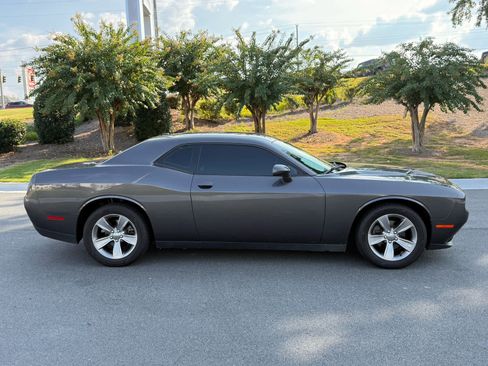 Used 2015 Dodge Challenger SXT RWD image 6