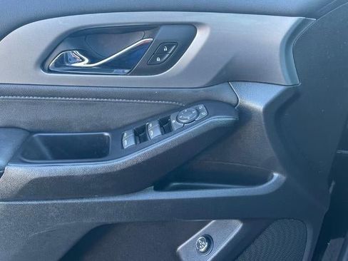 Used 2023 Chevrolet Traverse LT image 17