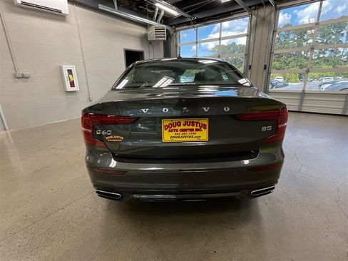 Used 2022 Volvo S60 B5 Momentum FWD image 4