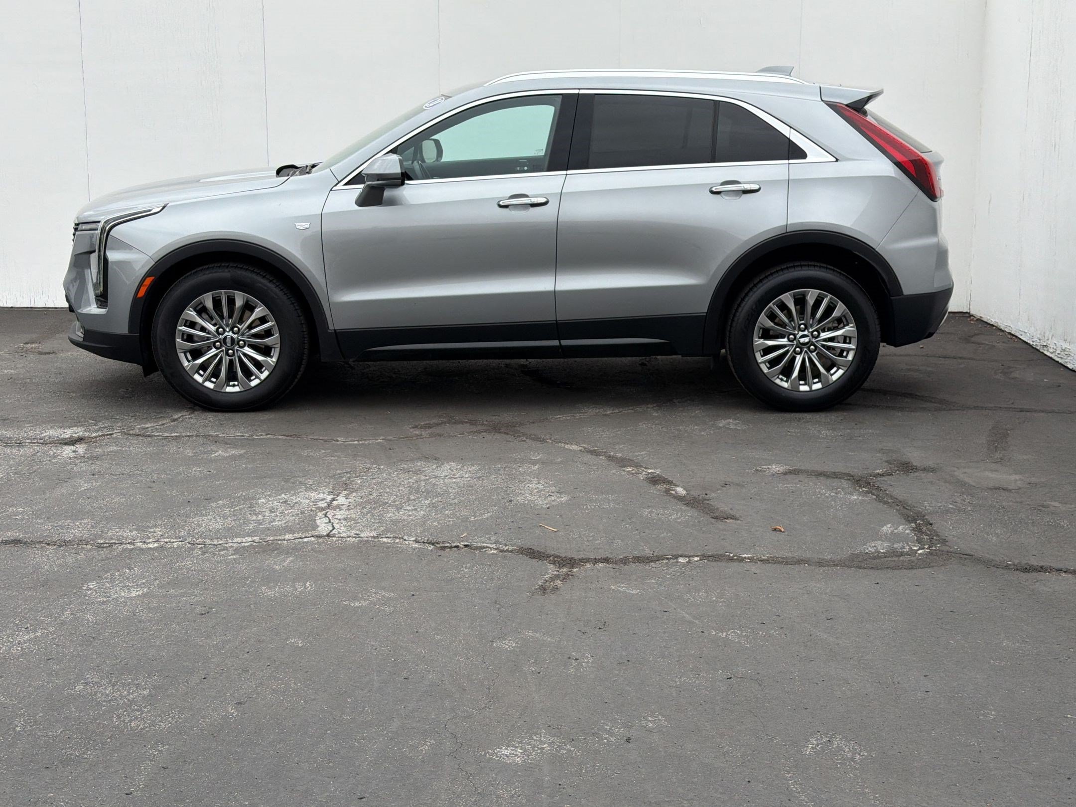 Used 2024 Cadillac XT4 Premium Luxury FWD image 2