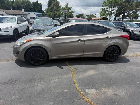 Used 2012 Hyundai Elantra GLS FWD image 6