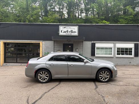 Used 2015 Chrysler 300 Limited w/ Driver Convenience Group AWD/4WD image 5