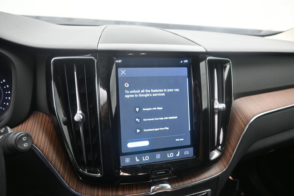 Certified 2024 Volvo XC60 B5 Plus AWD/4WD image 11