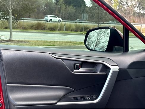 Used 2022 Toyota RAV4 XLE w/ Convenience Package image 10