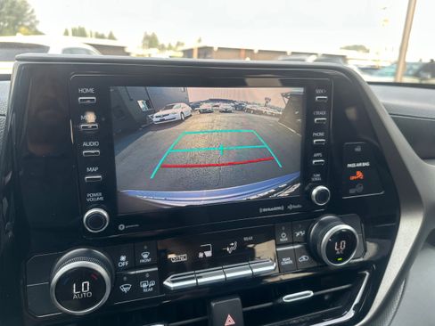 Used 2020 Toyota Highlander LE FWD image 29