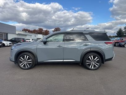 Used 2024 Nissan Pathfinder Platinum w/ Black Appearance Package