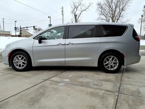 Used 2024 Chrysler Pacifica Touring-L FWD image 4