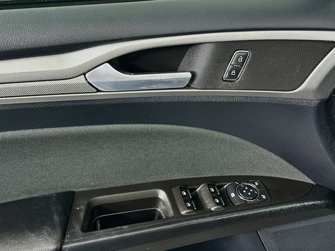 Used 2020 Ford Fusion SE FWD image 15