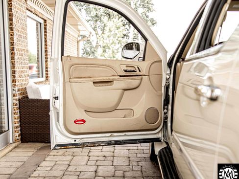 Used 2010 Cadillac Escalade EXT Luxury image 28