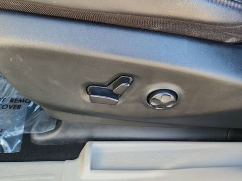 Used 2023 Chrysler Pacifica Touring-L FWD image 8