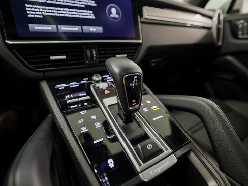 Certified 2023 Porsche Cayenne Platinum Edition image 20