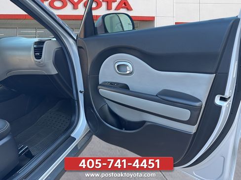 Used 2015 Kia Soul + FWD image 25