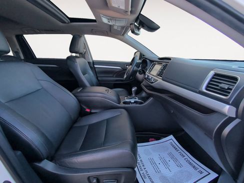 Used 2019 Toyota Highlander XLE AWD/4WD image 15