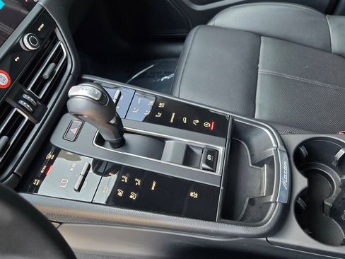Certified 2025 Porsche Macan AWD/4WD image 22
