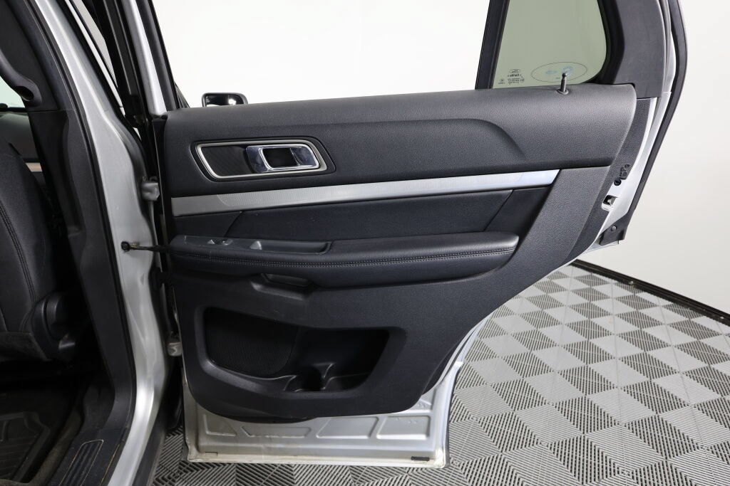 Used 2017 Ford Explorer XLT AWD/4WD image 21