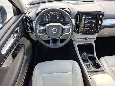 Used 2021 Volvo XC40 T5 Momentum w/ Premium Package image 21