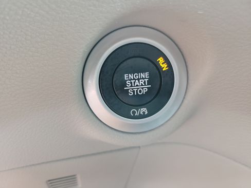Used 2023 Chrysler Pacifica Touring-L FWD image 32