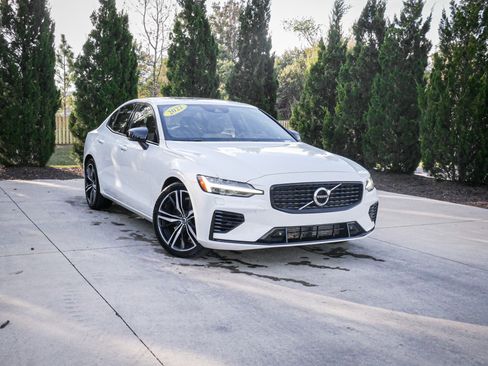 Used 2022 Volvo S60 T8 R-Design image 2