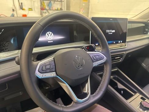 Certified 2025 Volkswagen Tiguan SE image 14