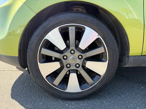 Used 2015 Kia Soul ! FWD image 26