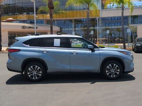 Used 2021 Toyota Highlander XLE AWD/4WD image 4