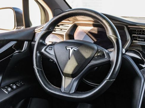 Used 2018 Tesla Model X 75D image 13