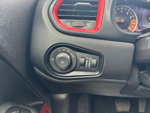 Used 2022 Jeep Renegade Trailhawk AWD/4WD image 29