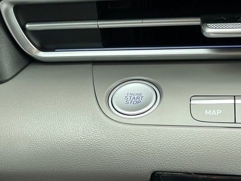 Used 2025 Hyundai Elantra SEL FWD image 28