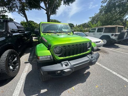 Used 2025 Jeep Gladiator Sport AWD/4WD image 4